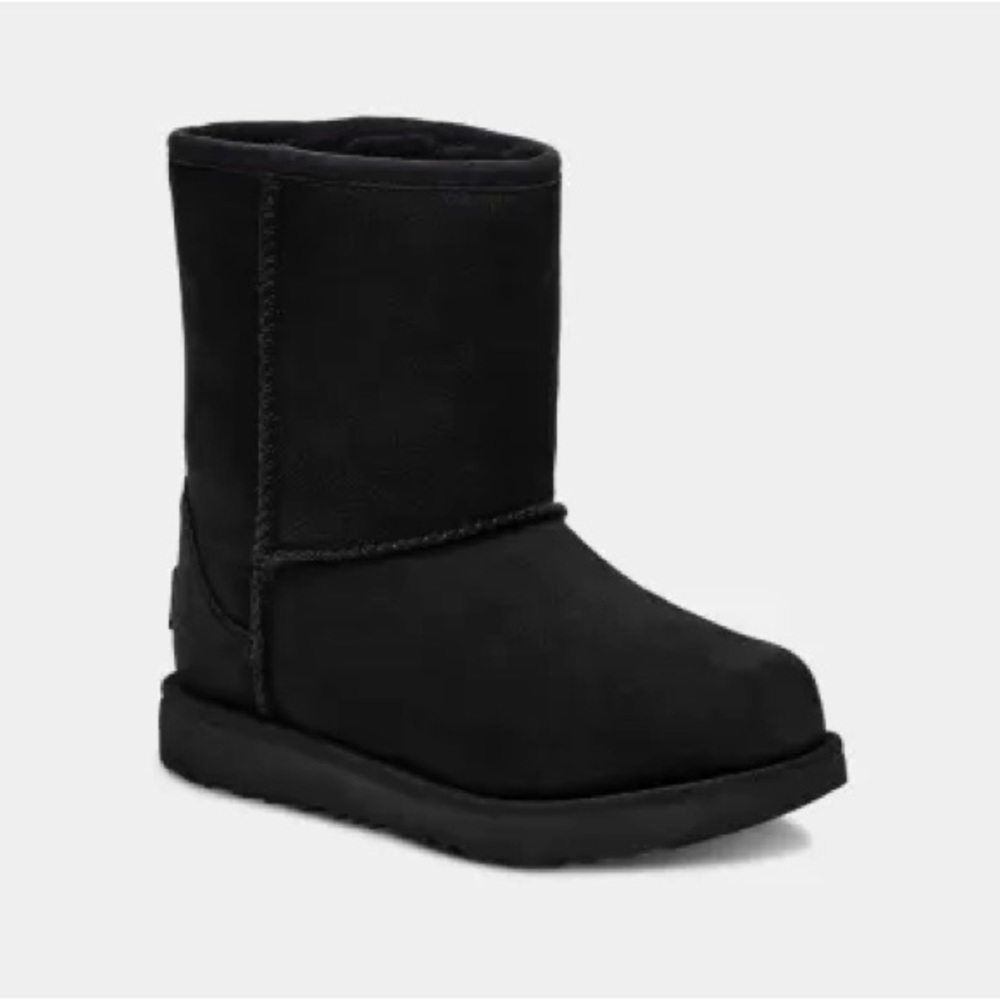 UGG Classic II Weather Short - Big Kids Size 6